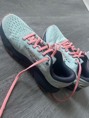 Brooks Women's Mint Sneakers with Pink Laces